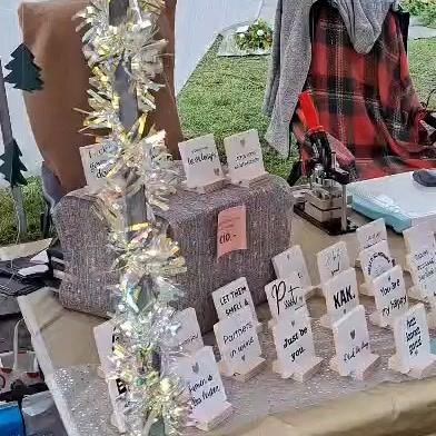 Pfoe, wat een weekend op de kerstmarkt in Vaassen! π Ik ben nog steeds aan het nagenieten en aan het bijkomen! Bedankt voor alle leuke reacties en bestellingen! Gelukkig hebben we de foto's nog! #persoonlijkkado #kerstcadeau #kerstmarkt #magneetmomenten #kerst #uniekcadeau #vaassen #kadotip #persoonlijkcadeau #kerstkado #cannenburgh #kerstmarktvaassen